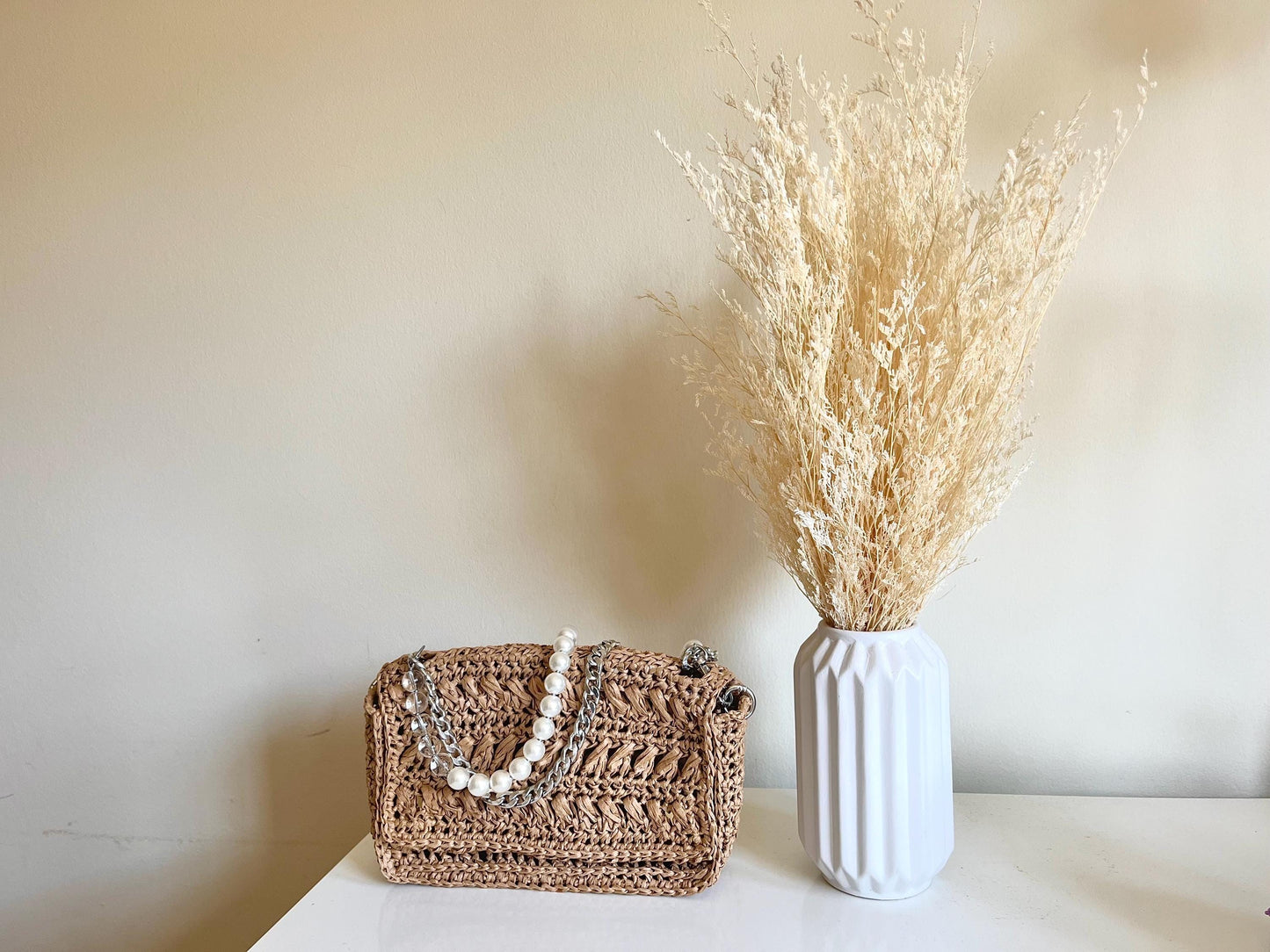 Chic pearl and chain strap raffia shoulder bag