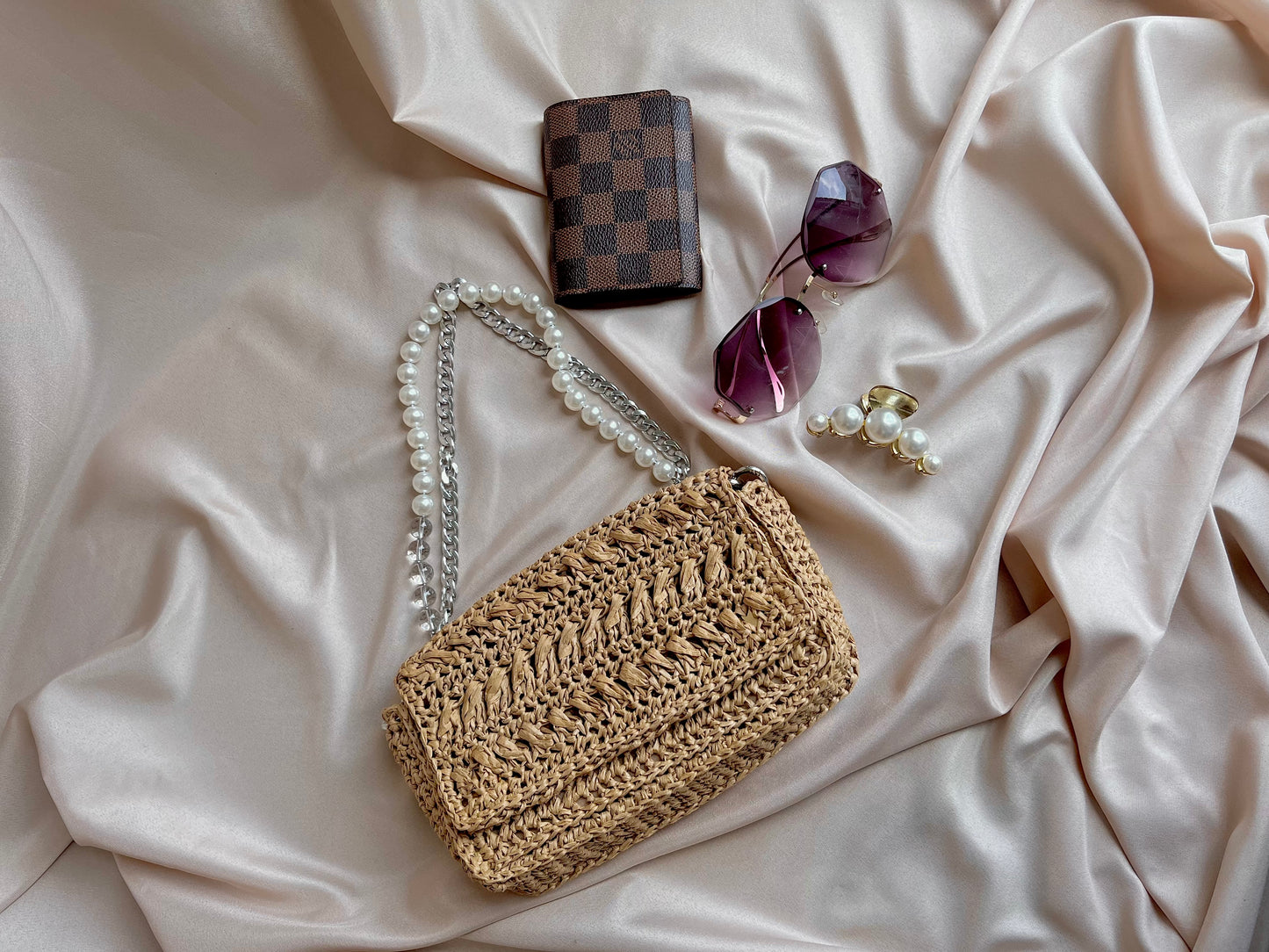 Chic pearl and chain strap raffia shoulder bag