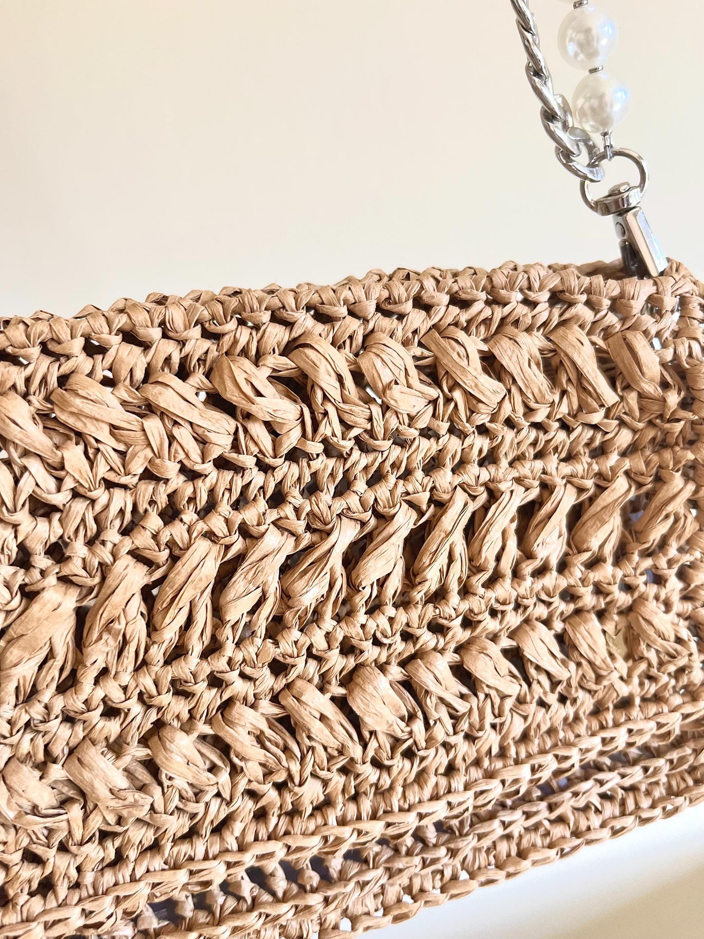 Chic pearl and chain strap raffia shoulder bag
