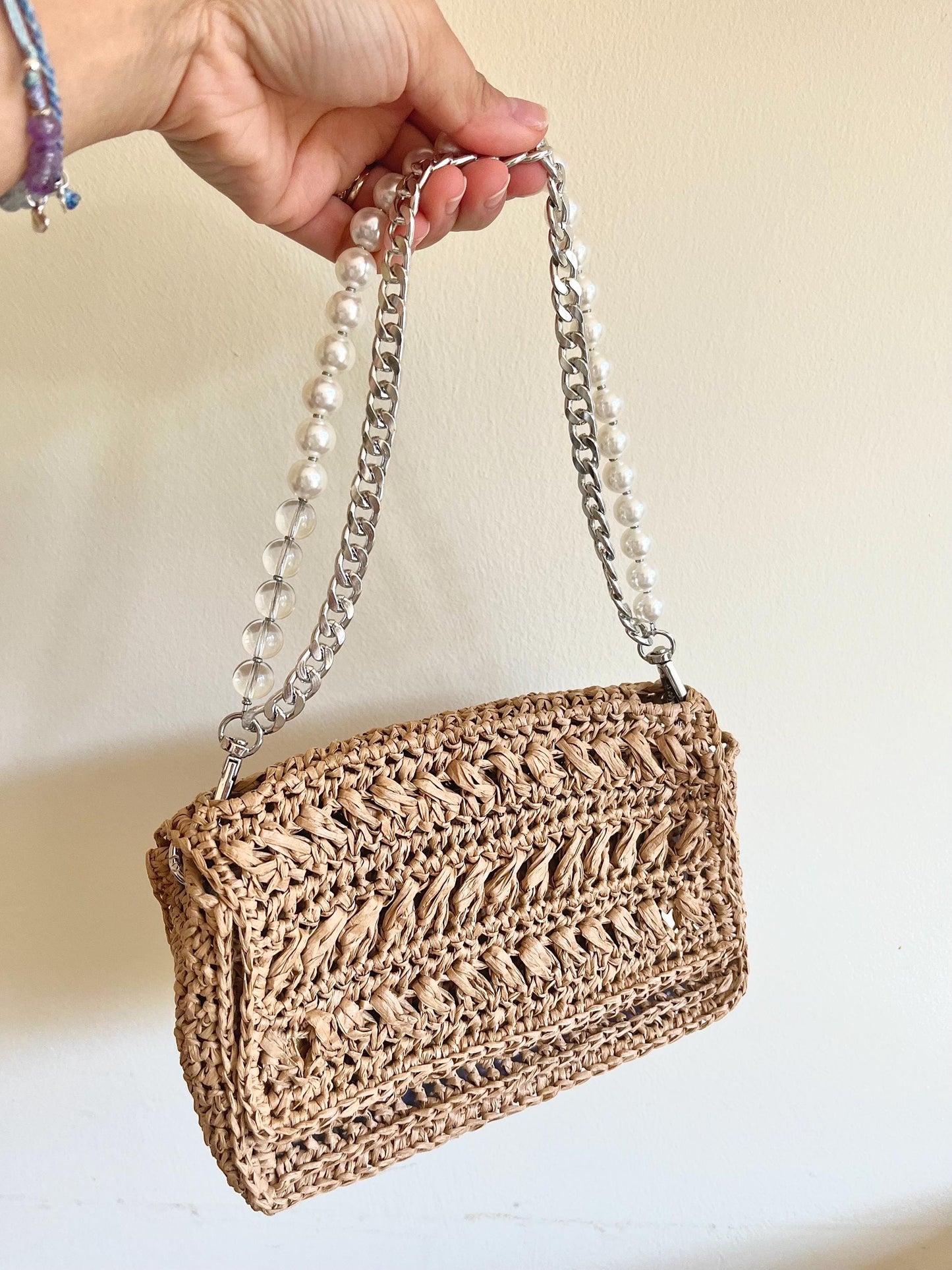Chic pearl and chain strap raffia shoulder bag