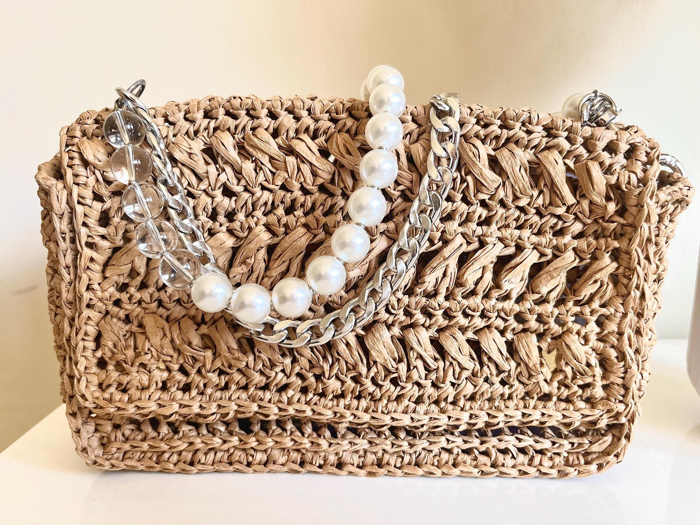 Chic pearl and chain strap raffia shoulder bag