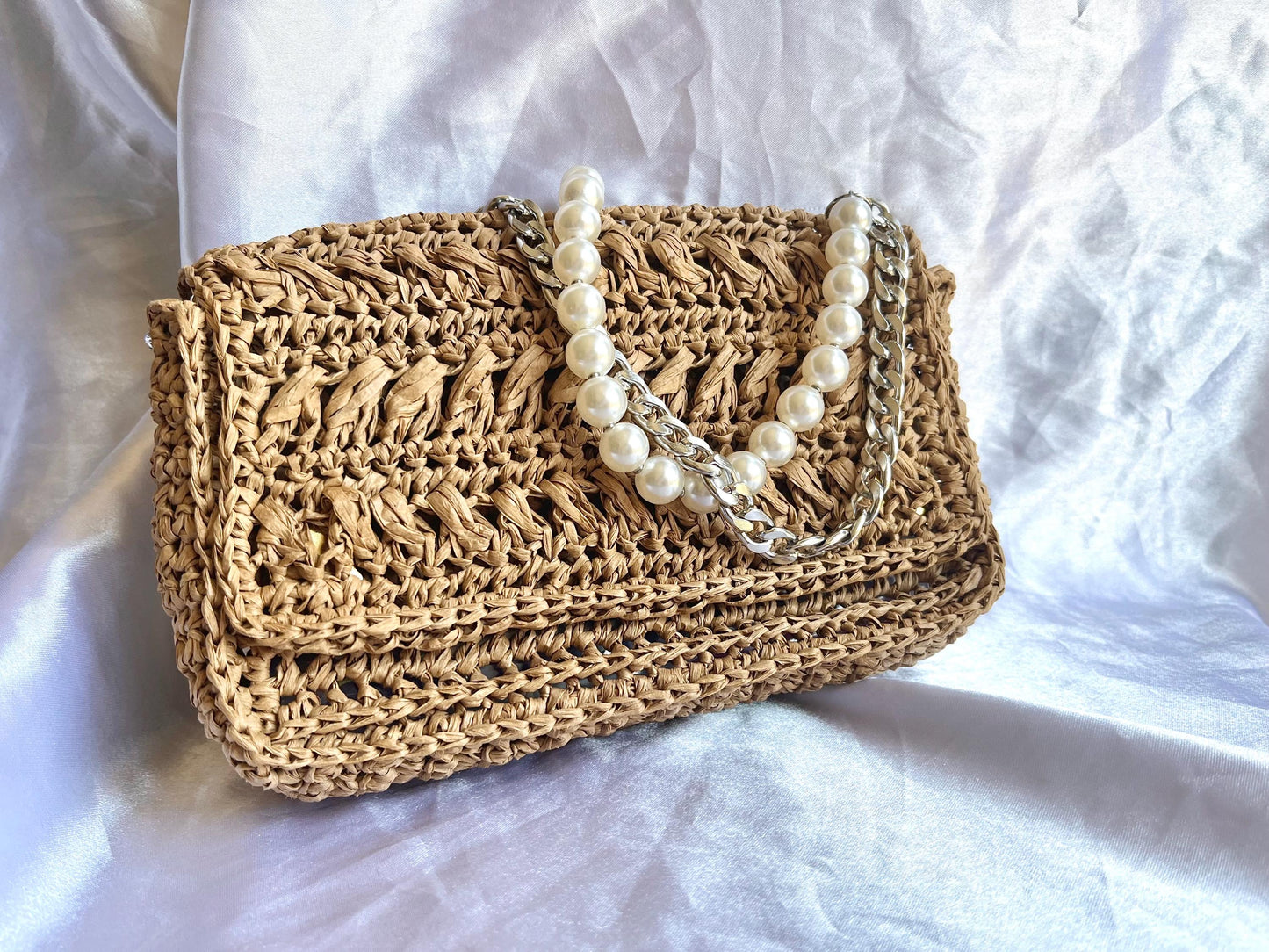 Chic pearl and chain strap raffia shoulder bag