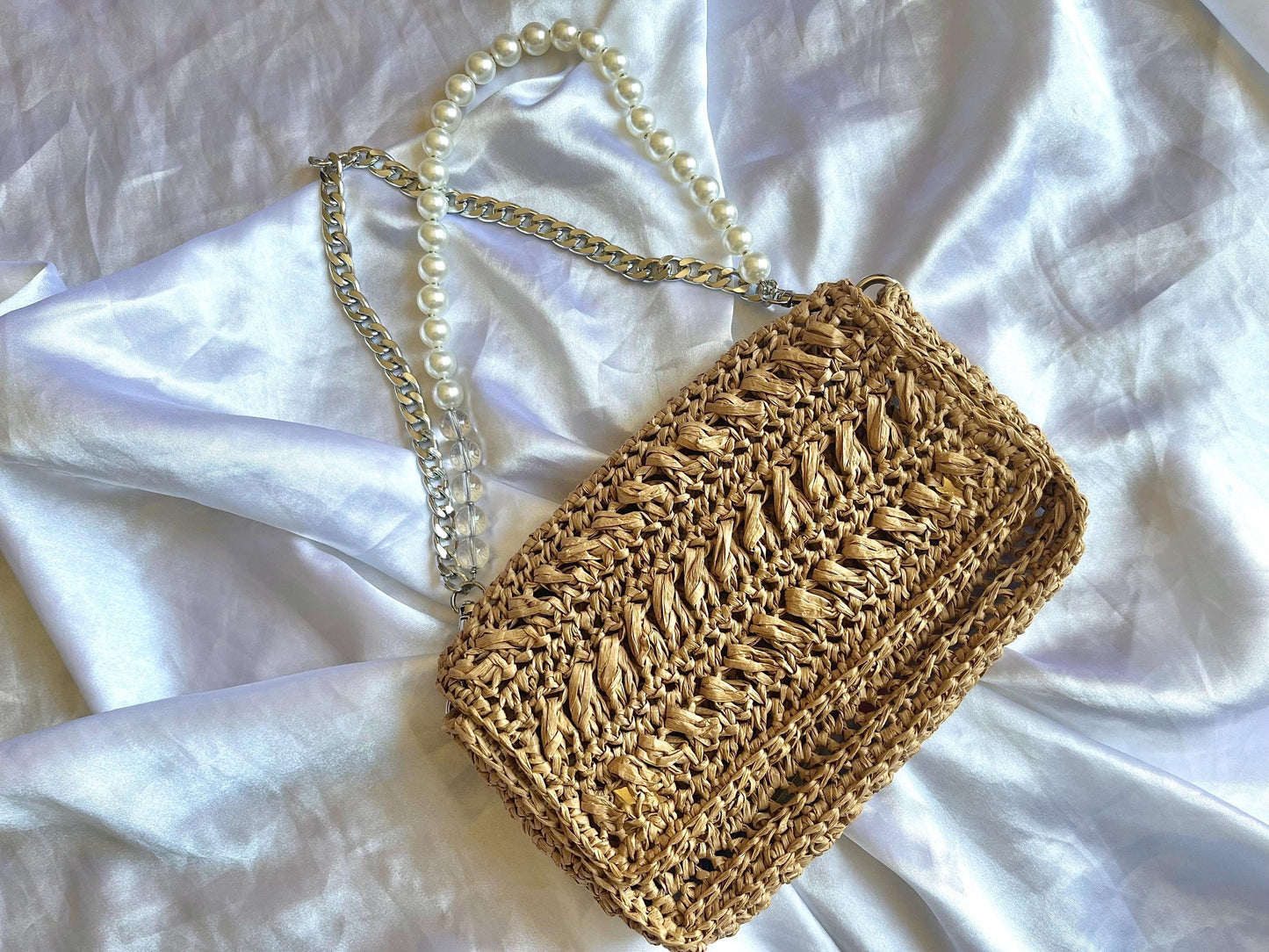 Chic pearl and chain strap raffia shoulder bag