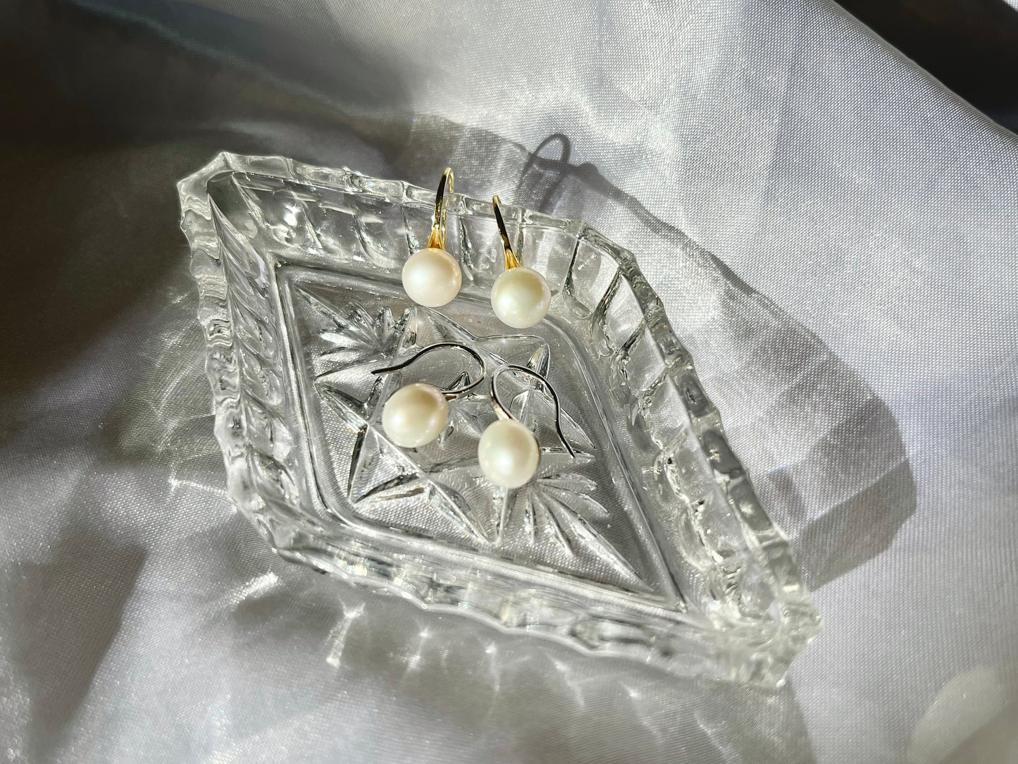 Minimalist freshwater pearl hook earrings
