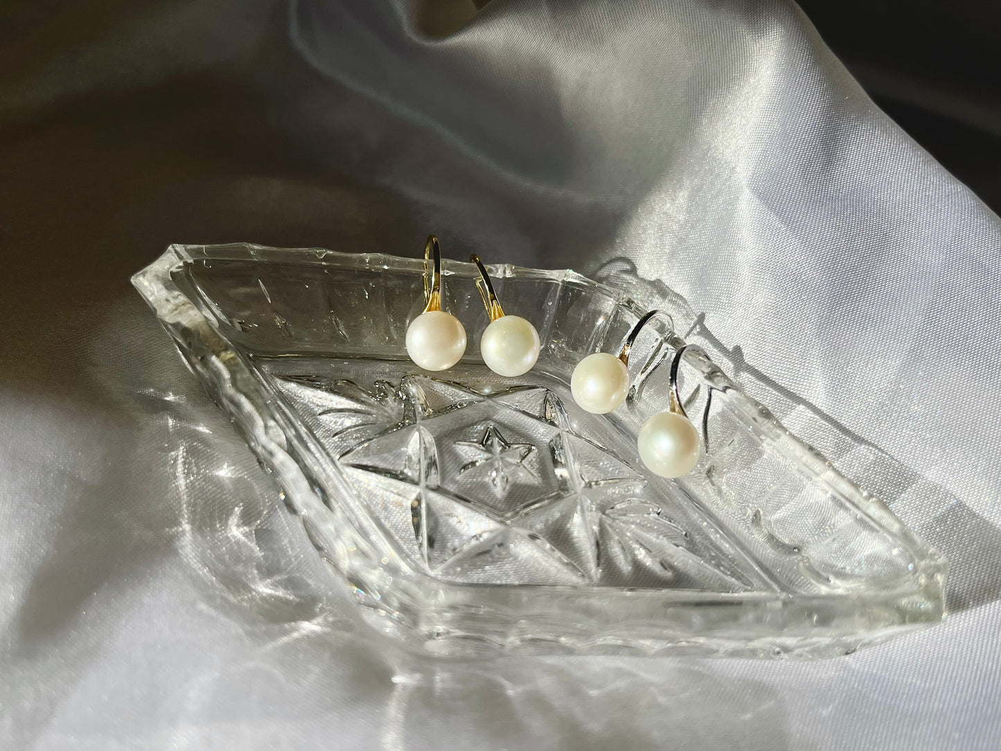 Minimalist freshwater pearl hook earrings