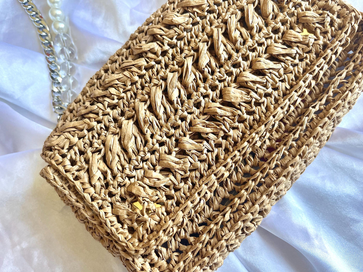 Chic pearl and chain strap raffia shoulder bag