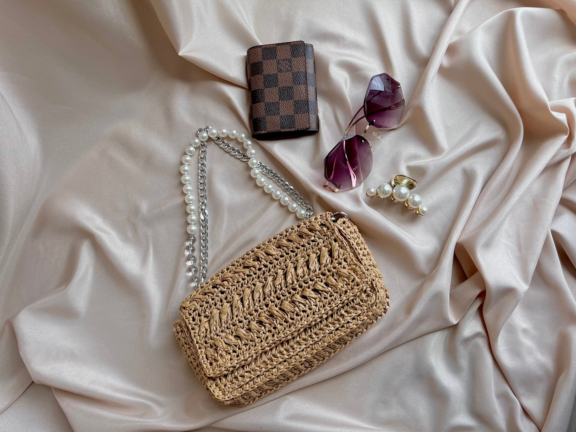 Chic pearl and chain strap raffia shoulder bag