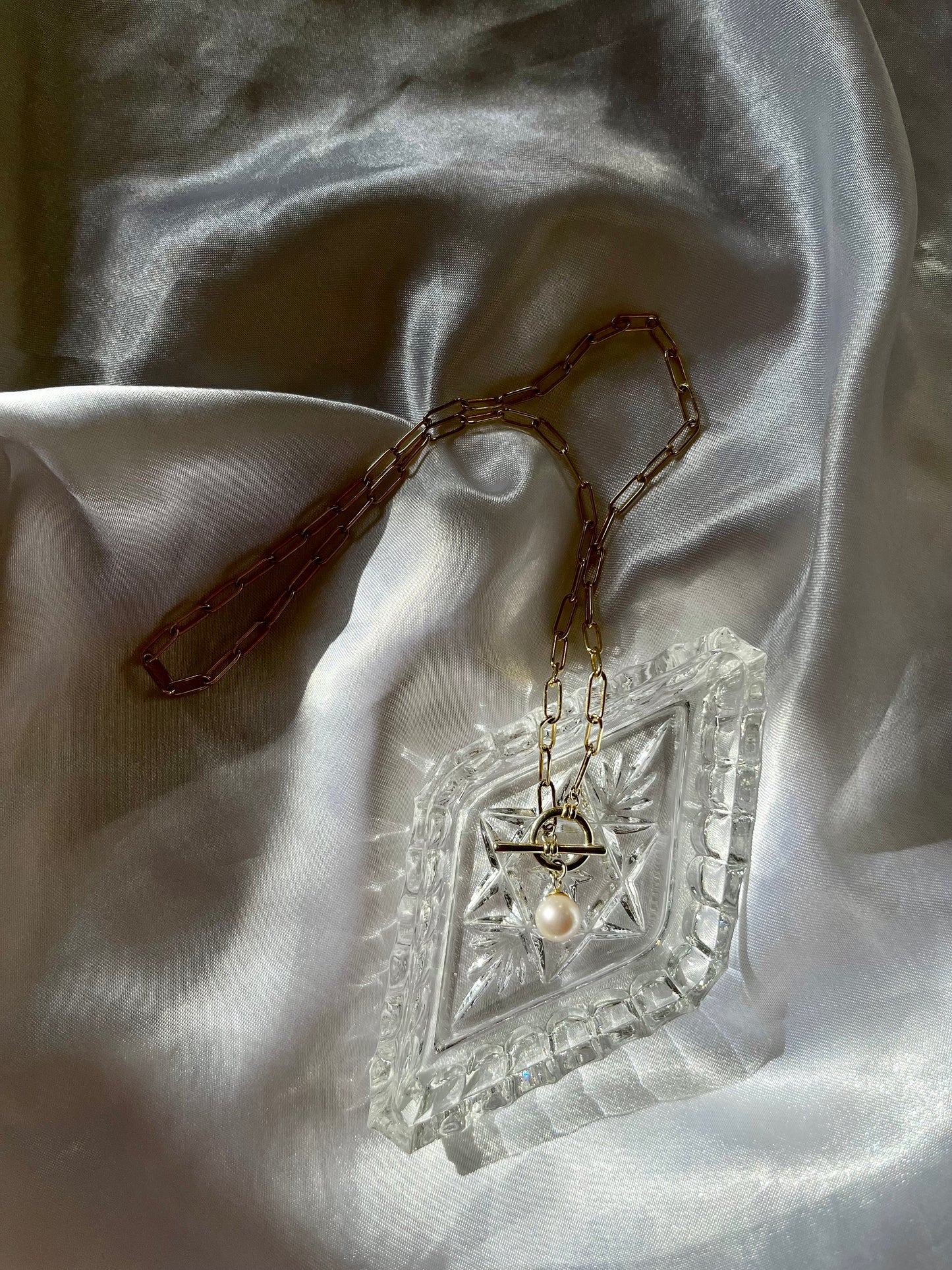 Minimalist freshwater pearl paperclip chain toggle necklace