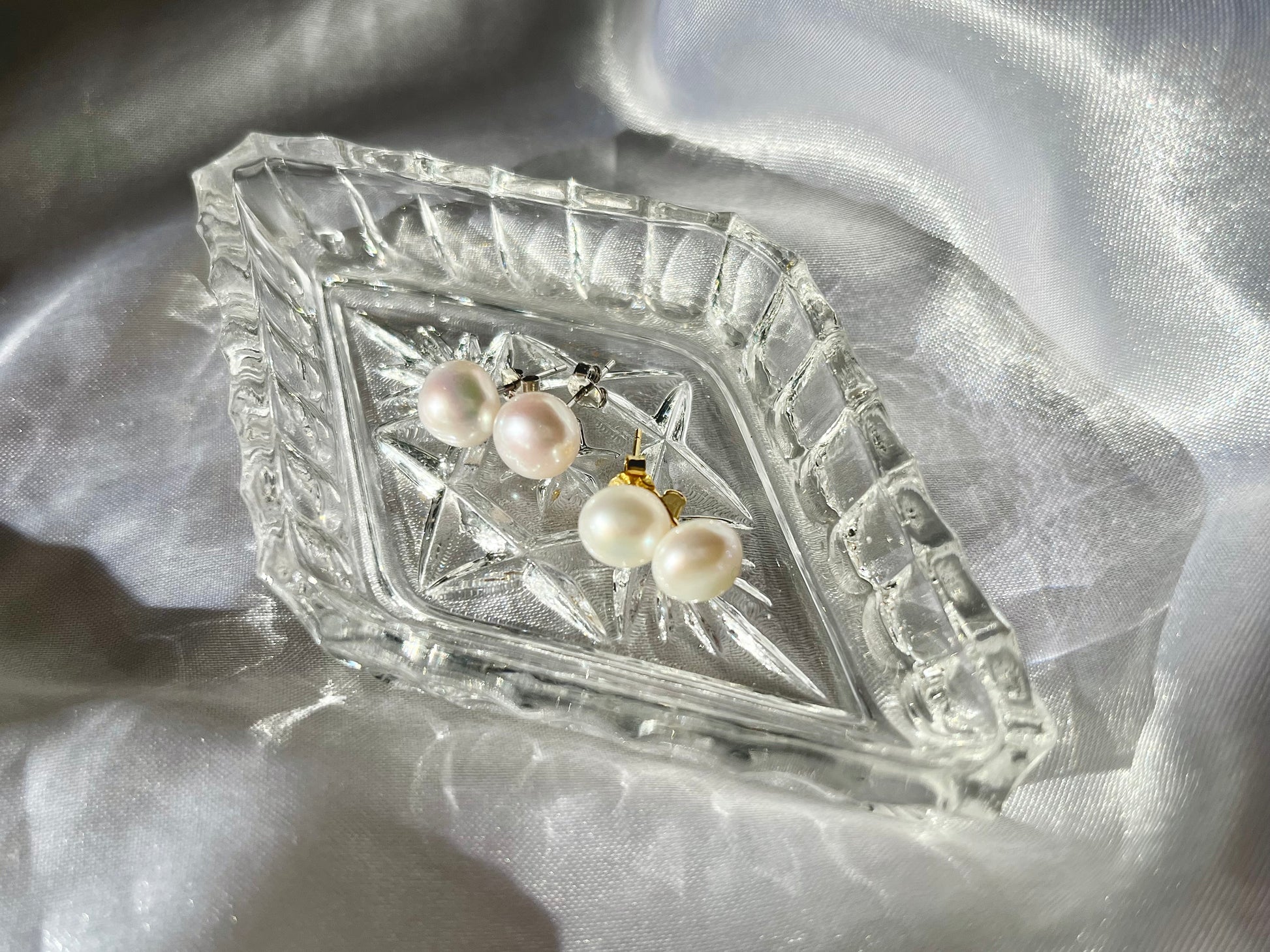 Classic minimalist freshwater pearl studs earrings