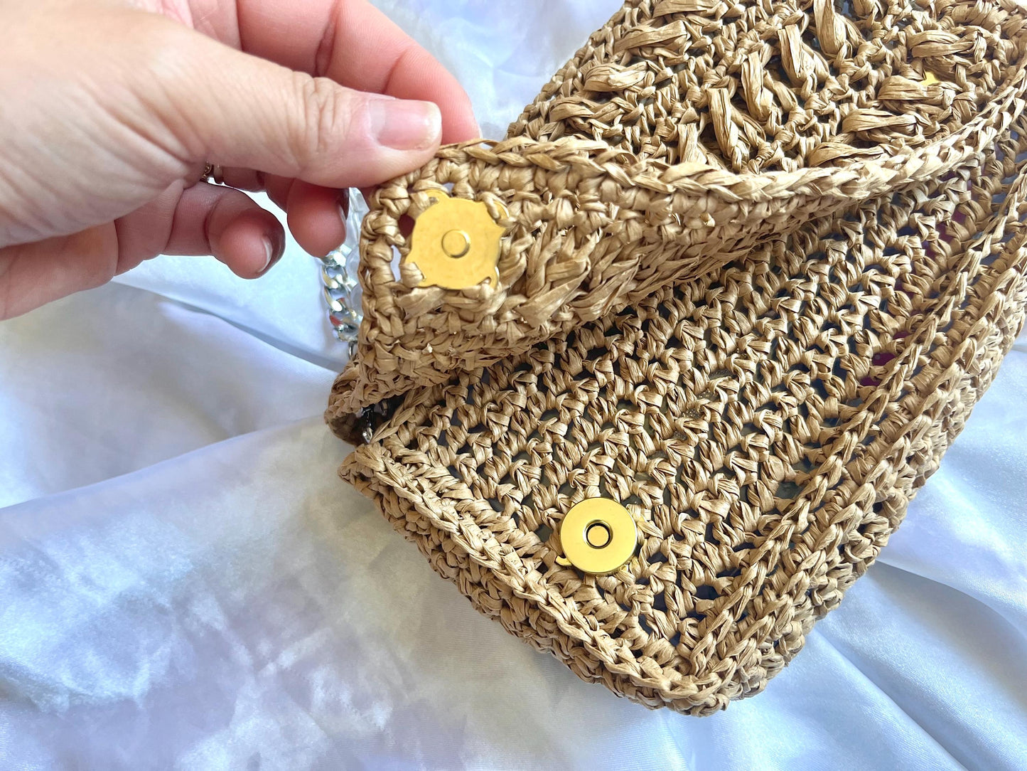 Chic pearl and chain strap raffia shoulder bag