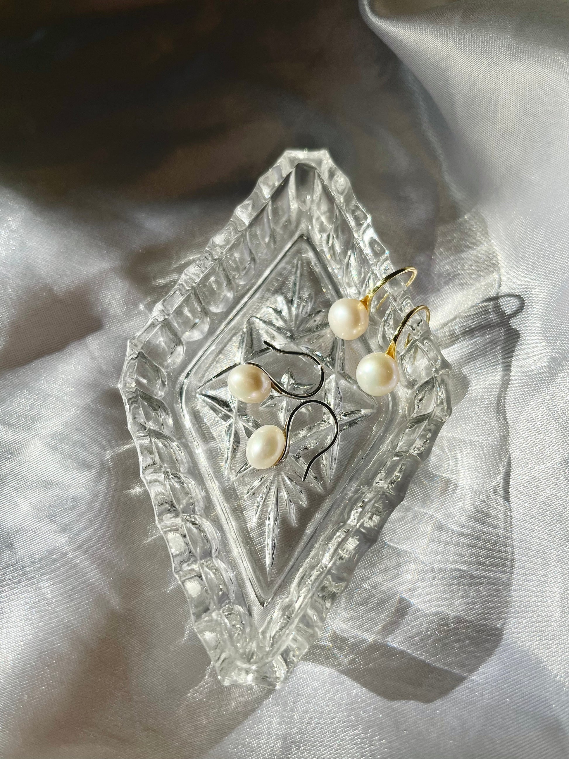 Minimalist freshwater pearl hook earrings