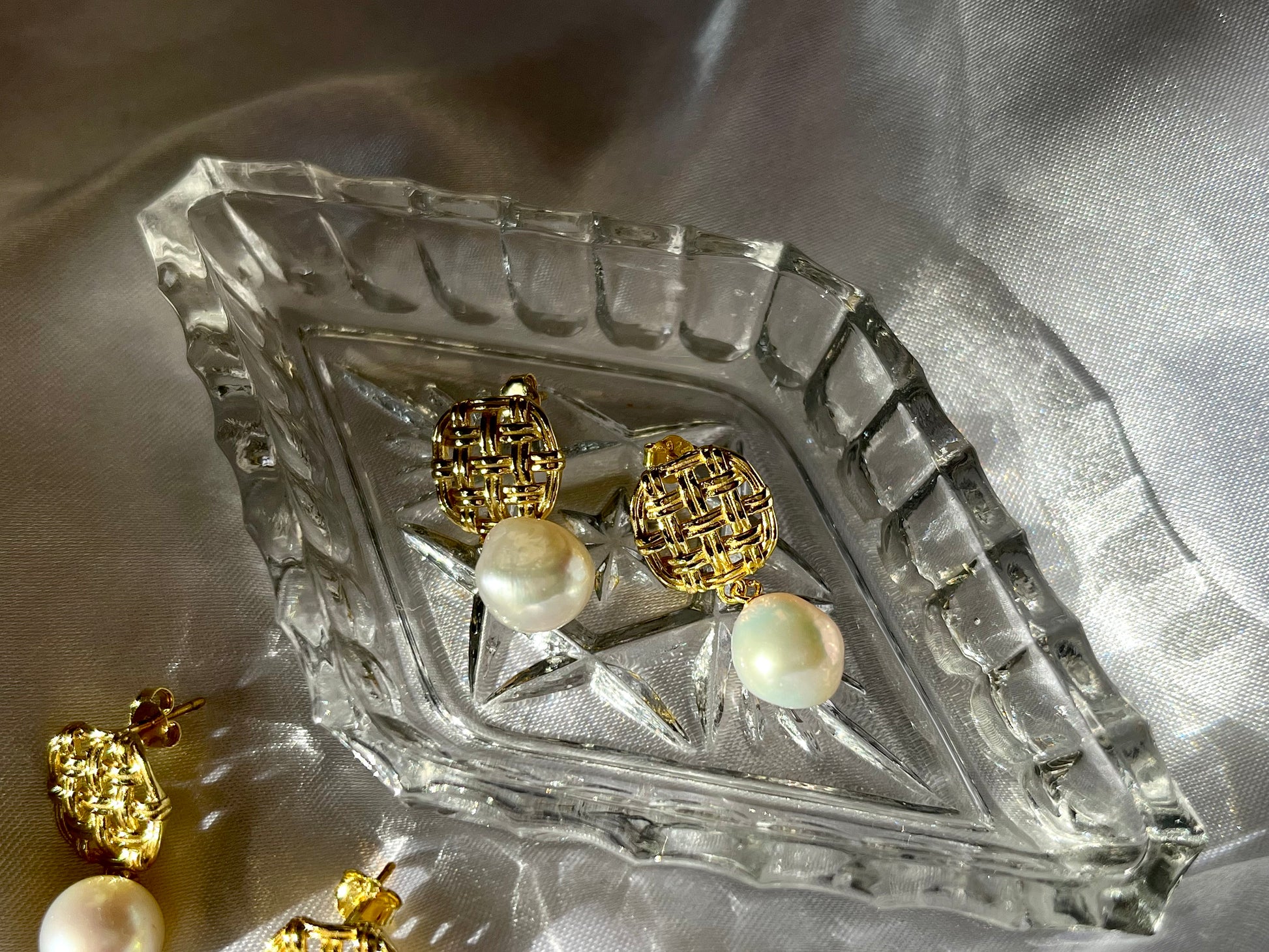 Glamorous gold plated silver freshwater pearl dangle earrings