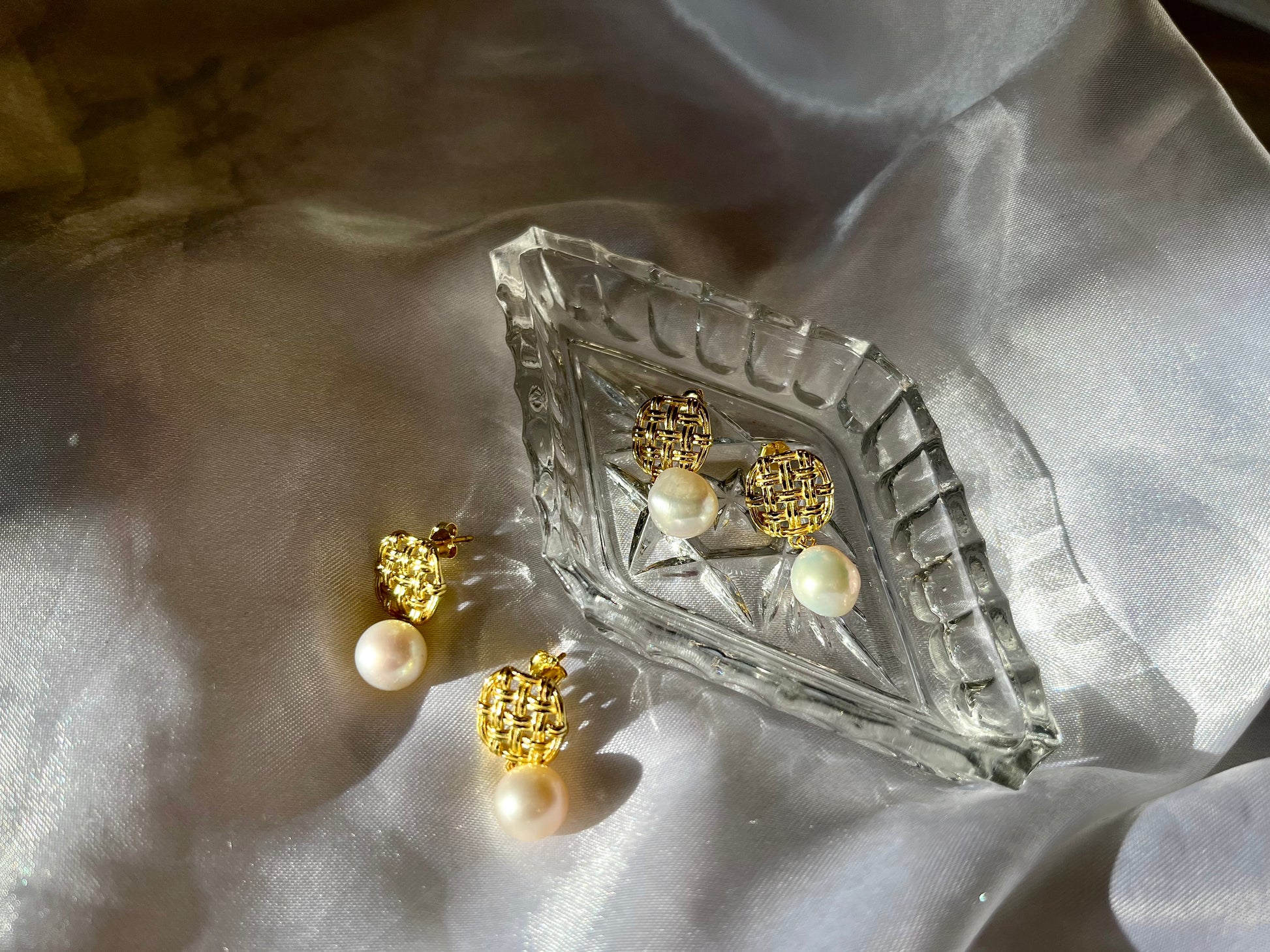 Glamorous gold plated silver freshwater pearl dangle earrings