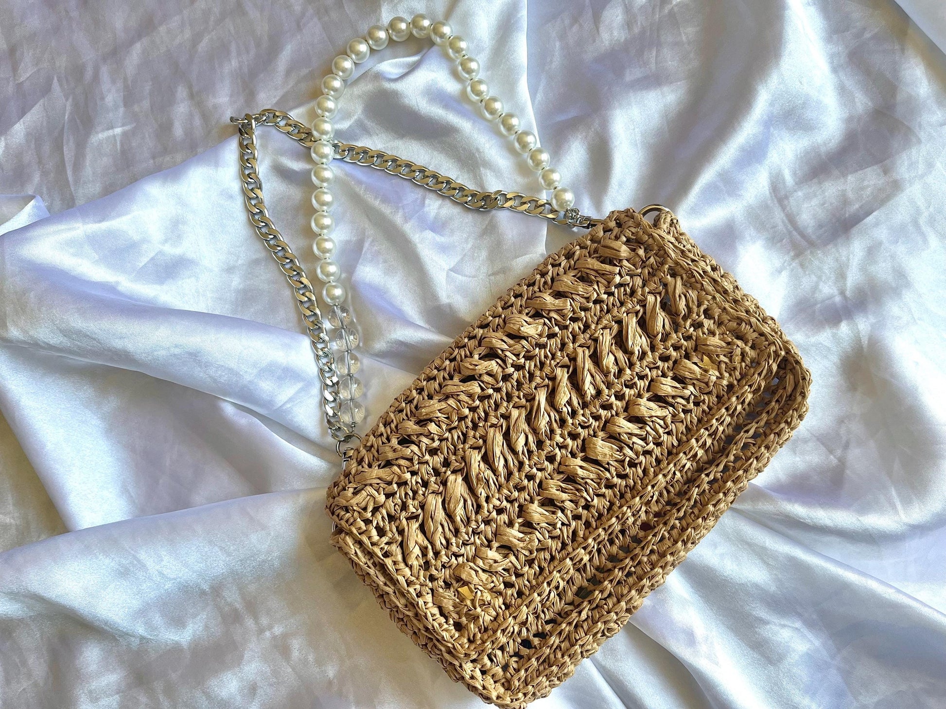 Chic pearl and chain strap raffia shoulder bag