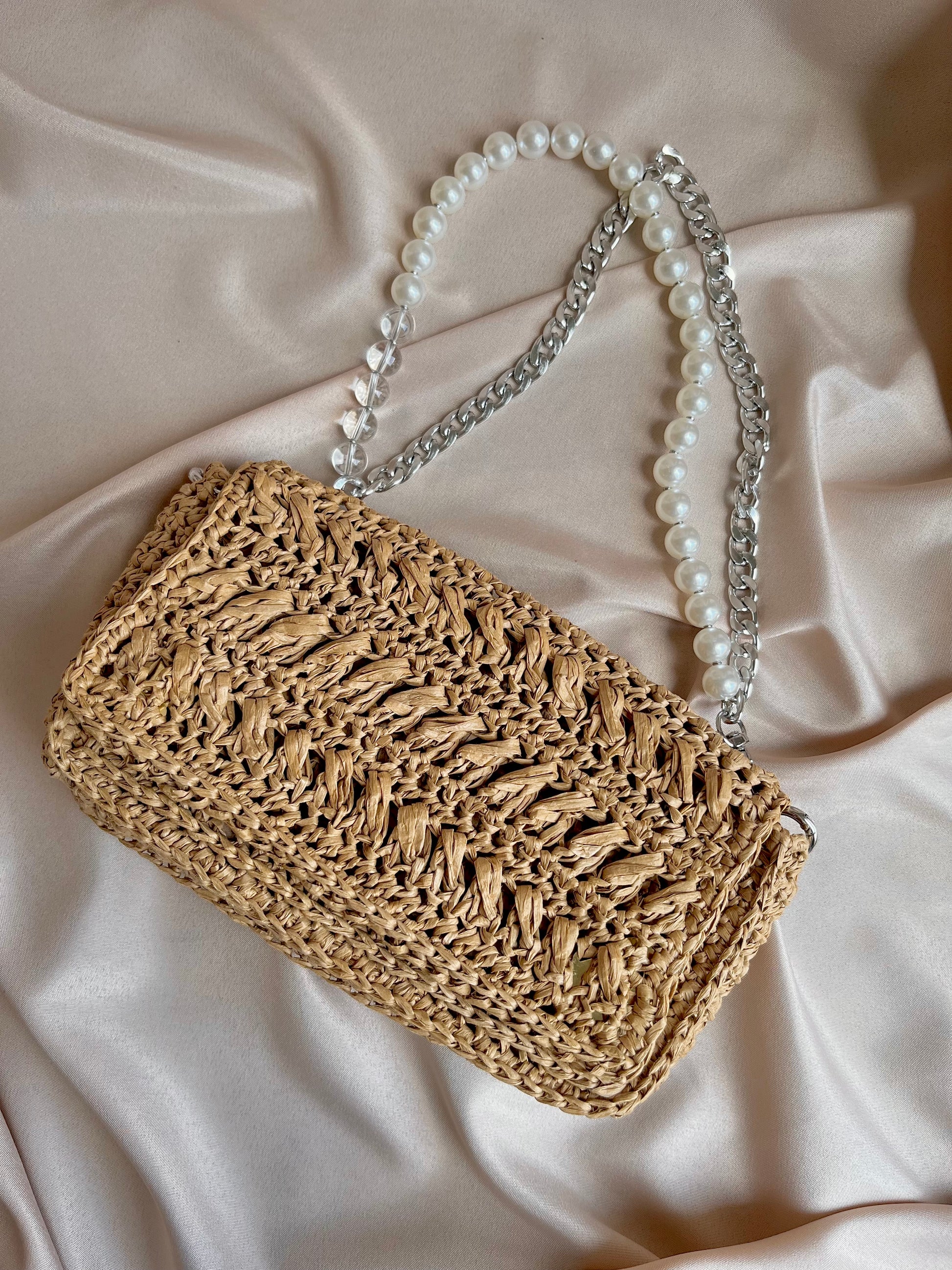 Chic pearl and chain strap raffia shoulder bag