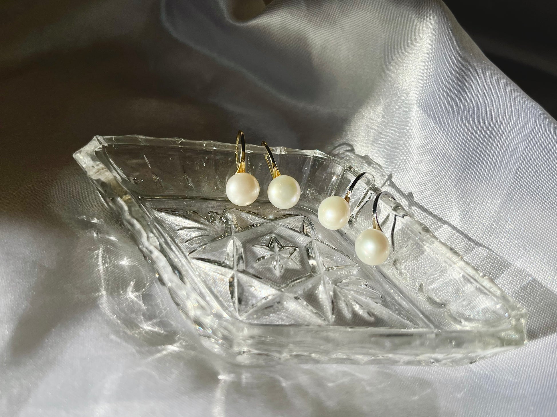 Minimalist freshwater pearl hook earrings