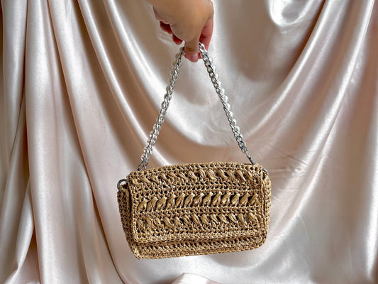 Chic pearl and chain strap raffia shoulder bag