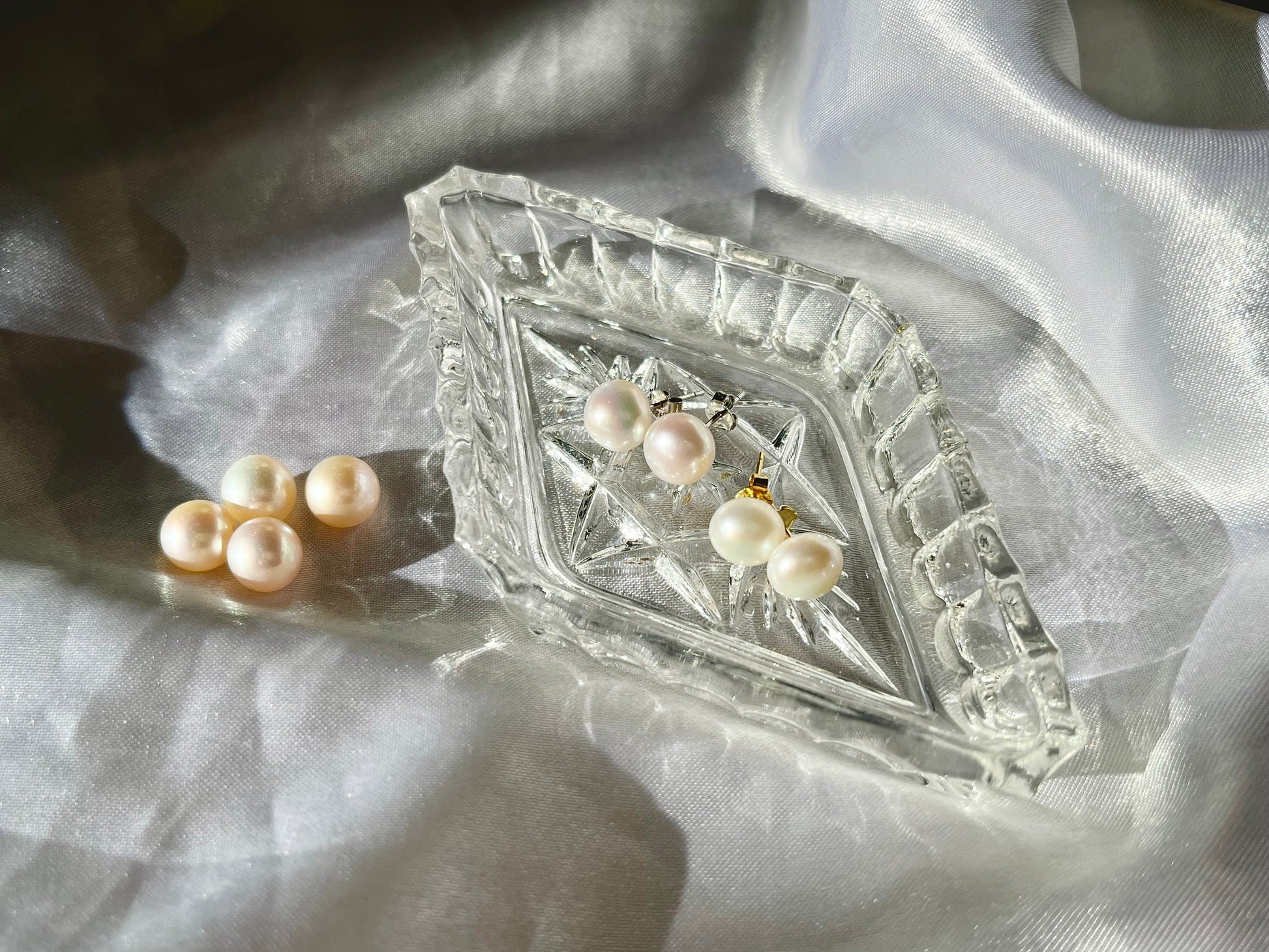 Classic minimalist freshwater pearl studs earrings
