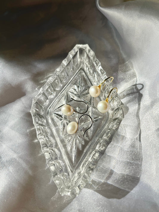 Minimalist freshwater pearl hook earrings