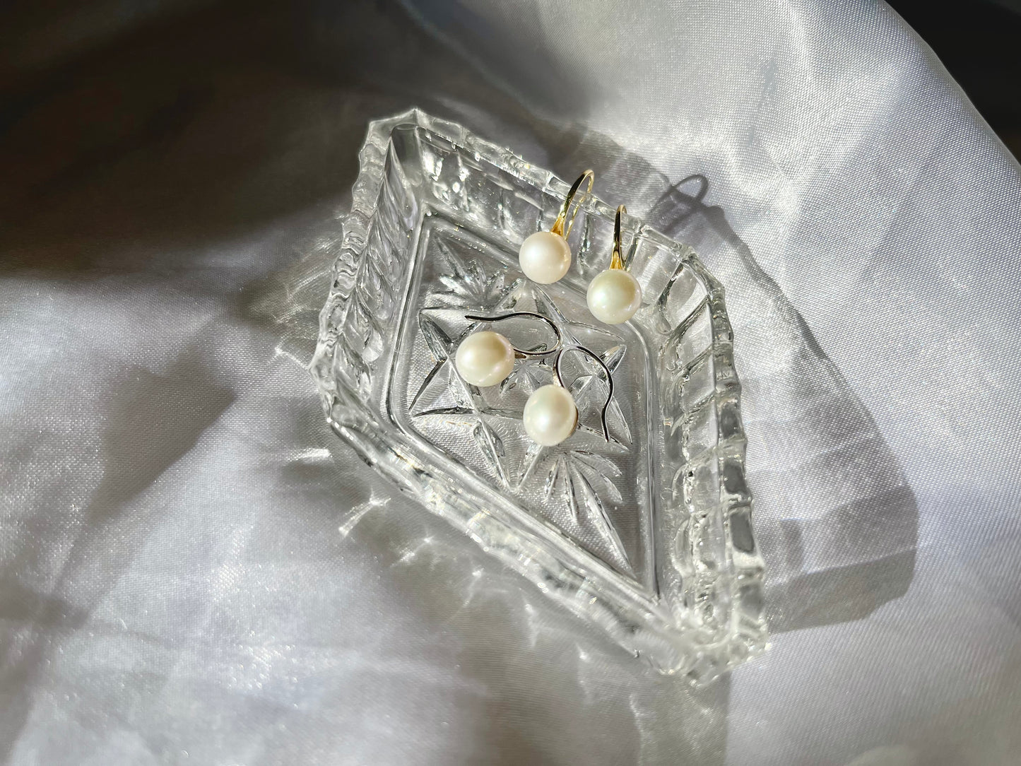 Minimalist freshwater pearl hook earrings