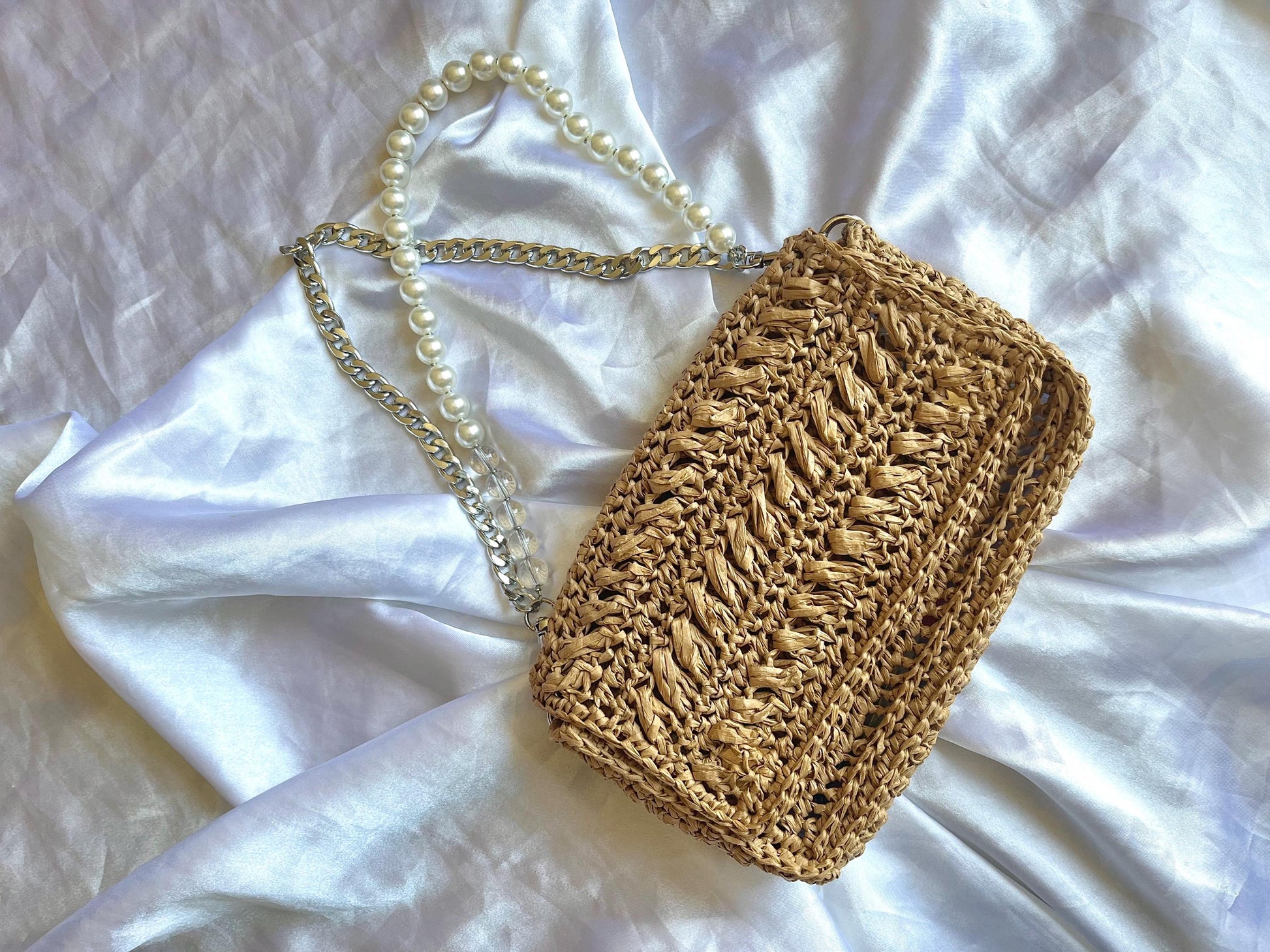 Chic pearl and chain strap raffia shoulder bag