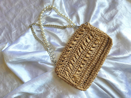 Chic pearl and chain strap raffia shoulder bag