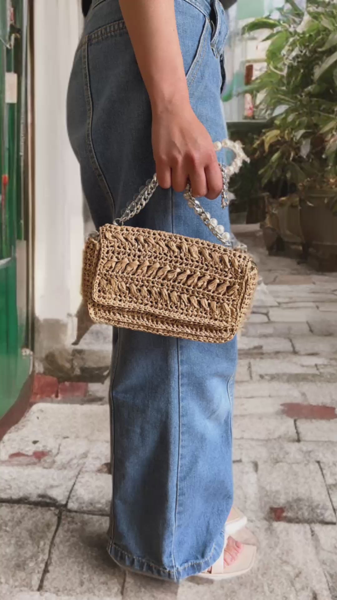 Chic pearl and chain strap raffia shoulder bag